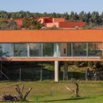 Carrilho da Graça's 14 Houses at Quinta do Bom Sucesso Resort showcasing modern architecture with a focus on land lot integration.