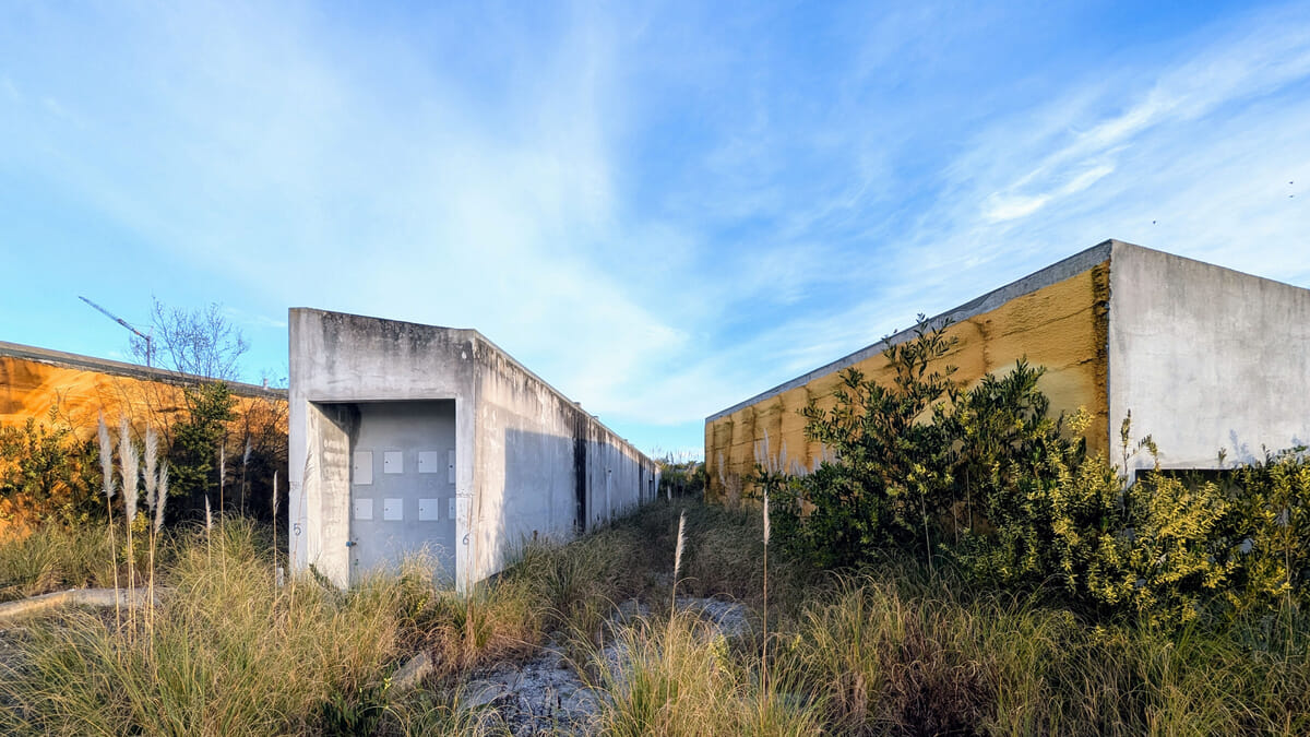 The Fingers – 16 Unfinished Row Houses at Bom Sucesso Resort