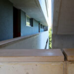 Adalberto Dias’s Casas Brancas showcasing a modern composite and concrete structure with plaster finishes, featuring dynamic shading and daylighting effects highlighted by sharp shadows.