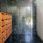 Adalberto Dias’s Casas Brancas showcasing natural marble tile flooring with composite materials and abundant daylighting.