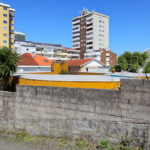 Álvaro Siza Vieira’s Casa António Carlos Siza showcasing a modern residential building with a minimalist façade, flat roof, and integration into an urban neighborhood with surrounding high-rise apartments.