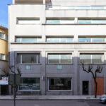 Álvaro Siza Vieira's Casa Ferreira da Costa / Casa Miranda dos Santos showcasing a modern apartment design with a concrete exterior and composite material elements.
