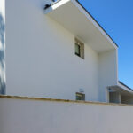 Álvaro Siza Vieira’s Casa Luís Figueiredo showcasing a minimalist concrete and plaster façade with painted walls, daylighting, and a cantilevered balcony.