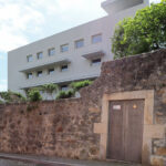 Álvaro Siza Vieira’s Edificio de Escritónos showcasing a brutalist architecture style with concrete walls, urban design elements, balconies, and ample daylighting.