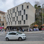 Pedra Líquida’s São Bento Residences showcasing a modern town square with pedestrian walkways and integrated green spaces.