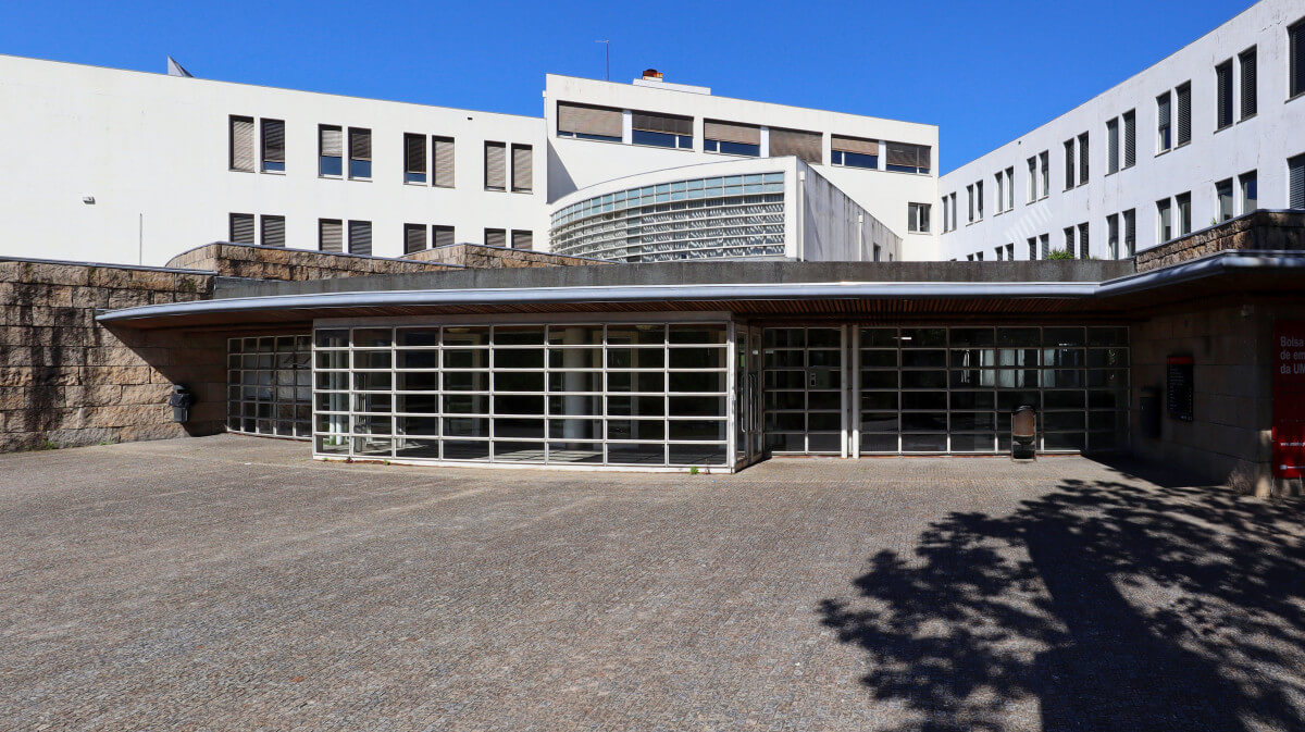 Ricardo Vieira de Melo and Eduardo Rebelo’s Complexo Pedagógico II at Universidade do Minho showcasing a modern concrete structure with geometric forms and exposed concrete surfaces.