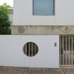 Unknown Architect’s Villa Rua do Padrão showcasing a modern home with concrete walls, composite material cladding, plaster finishes, and a daylighting design around the home door.