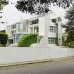 Unknown Architect’s Casa 1 Rua Viana Lima showcasing a modern villa with composite material façade, concrete structure, balcony, large door, and ample daylighting.