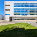 Unknown Architect’s Escola de Engenharia I at Universidade do Minho showcasing a modern commercial building with extensive daylighting, urban design elements, and a corporate headquarters structure.
