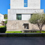 Unknown Architect’s Escola de Engenharia I at Universidade do Minho showcasing a concrete and composite material façade with large walls designed for optimal daylighting during daytime.