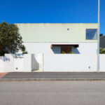 Unknown Architect’s Villa Avenida Sacadura Cabral showcasing a modern design with plastered concrete walls, composite materials, and shaded architectural elements in daytime.