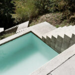 Álvaro Leite Siza Vieira Jr’s Casa Tóló showcasing a modern design with composite material stairs and sleek building materials.
