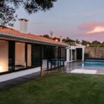 Antonio Corte-Real’s Maison de Vacances Esposende showcasing a modern villa with a flat roof, large glass doors, a swimming pool, and a spacious residential area.