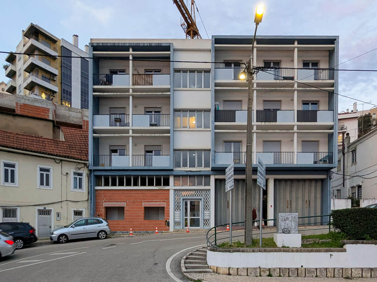 Leiria Modernist Apartment