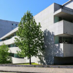 Alcino Soutinho’s Conjunto Residencial Varandas de Venezuela showcasing a high-rise concrete apartment complex with composite materials, featuring balconies and urban design elements under daytime lighting.