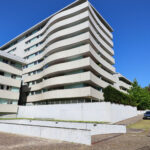 Alcino Soutinho’s Conjunto Residencial Varandas de Venezuela showcasing a high-rise residential building with composite material façade, multiple balconies, and modern urban design elements.