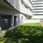 Alcino Soutinho’s Conjunto Residencial Varandas de Venezuela showcasing a high-rise condominium with composite material façade, extensive daylighting, and modern apartment design.