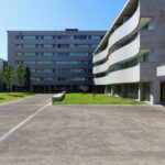 Alcino Soutinho’s Conjunto Residencial Varandas de Venezuela showcasing a modern apartment complex with composite material façades, spacious balconies, and integrated public urban spaces under daylight.