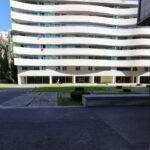 Alcino Soutinho’s Conjunto Residencial Varandas de Venezuela showcasing a high-rise apartment complex with concrete construction, composite materials, and shaded balconies in an urban condominium setting during daytime.