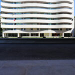 Alcino Soutinho’s Conjunto Residencial Varandas de Venezuela showcasing a high-rise condominium with composite material façade, extensive balconies providing shade, and large windows optimizing daylighting.