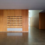 Alcino Soutinho’s Conjunto Residencial Varandas de Venezuela interior showcasing hardwood wood flooring, wood-stained ceiling, and warm brown tones in a modern residential room design.