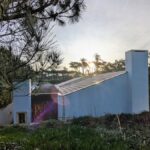 Alcino Soutinho's Habitação unifamiliar em Ofir showcasing a modern design with composite material elements.