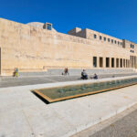 Alcino Soutinho’s Matosinhos Town Hall showcasing a brutalist concrete façade with composite materials, large daylighting windows, and a robust engineering design under daytime lighting.
