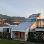 Alcino Soutinho's Pousada de D. Dinis showcasing a distinctive roof structure.