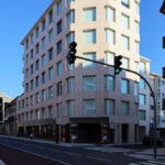 Alcino Soutinho’s design of Sede Norte do BPI showcasing a high-rise commercial building with a modern glass façade and prominent urban architectural elements in a metropolitan cityscape.