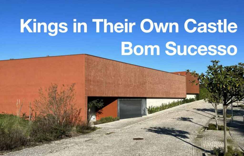 red modern villa with the headline Bom Sucesso Condominium Management Kings if their own castel